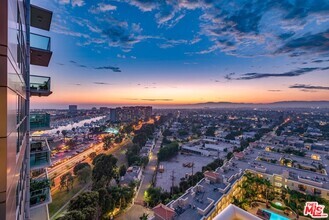 Building Photo - 13700 Marina Pointe Dr