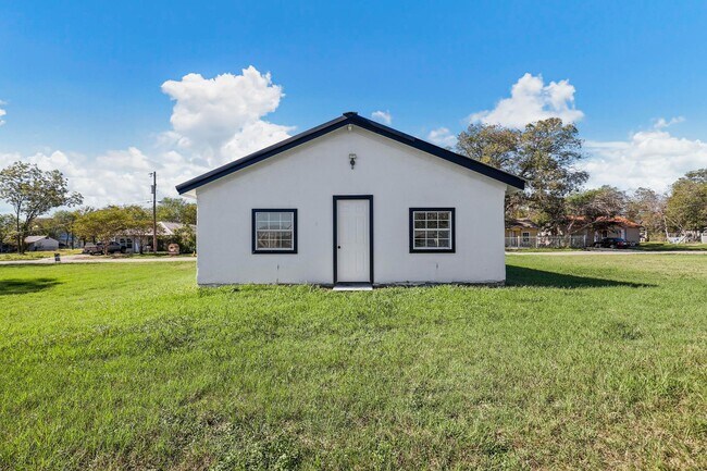 Building Photo - BEAUTIFUL- UPDATED 3 bedroom 1 Bath in Cleburne!