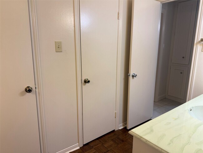 Building Photo - 3232 Parkwood Dr