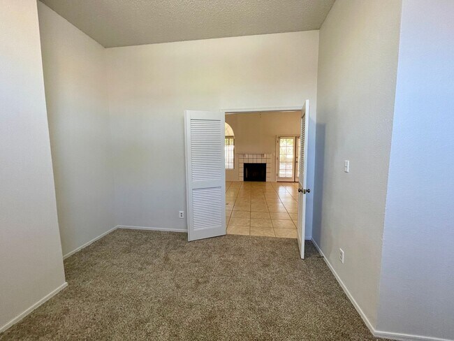 Building Photo - Mesa Del Sol Home