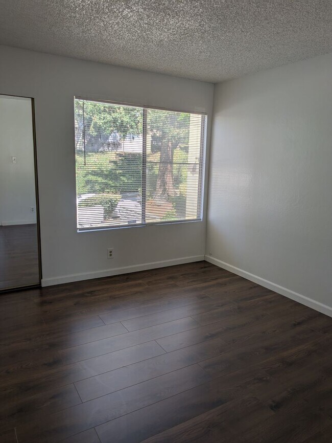 Building Photo - Beautiful Upper-Level Two-Bedroom  Two-Bat...