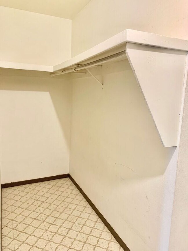 Building Photo - Spacious 2 bed 1.5 Bath Apartment with 1 Garage Space