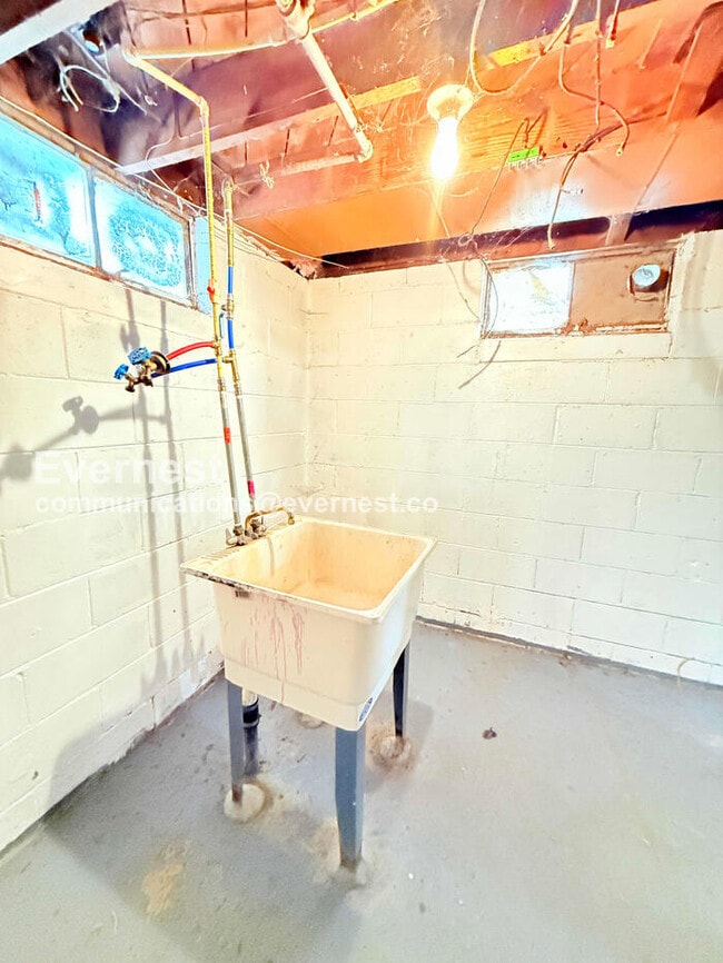 Building Photo - 18640 Sherwood St