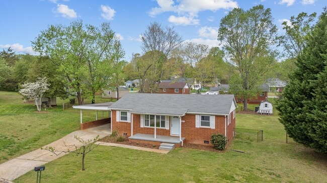 Building Photo - 205 Fieldstone Cir