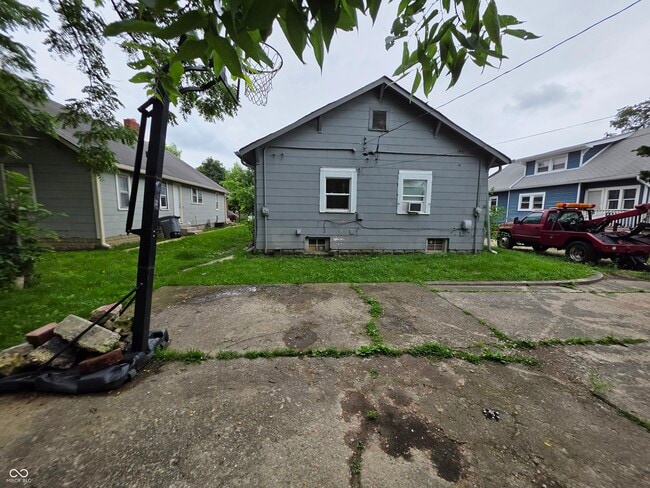 Building Photo - 833 N Gladstone Ave