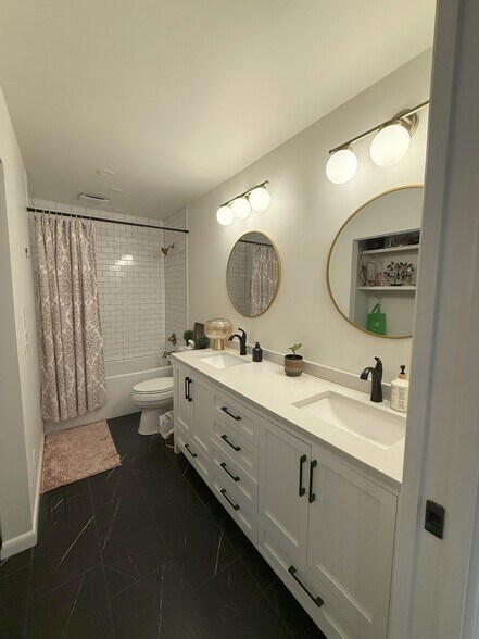 Bathroom attached to bedroom 1 - 3000 Hillsboro Pike