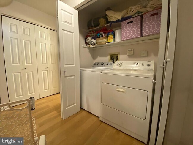 Building Photo - 240 Valley Stream Ln