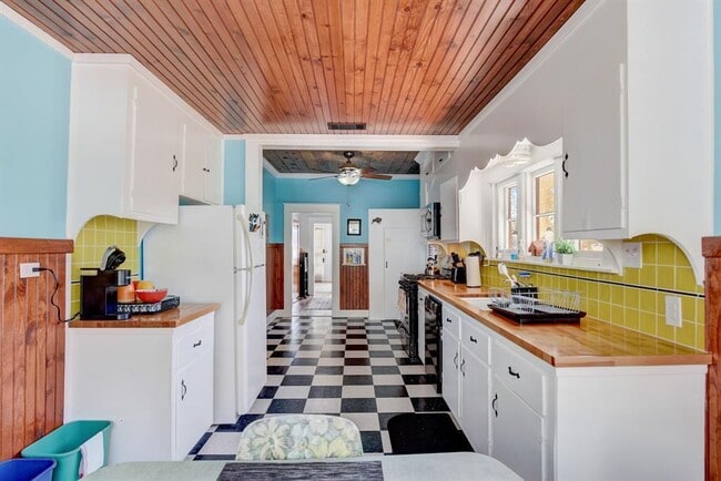 Building Photo - 601 E 8th St