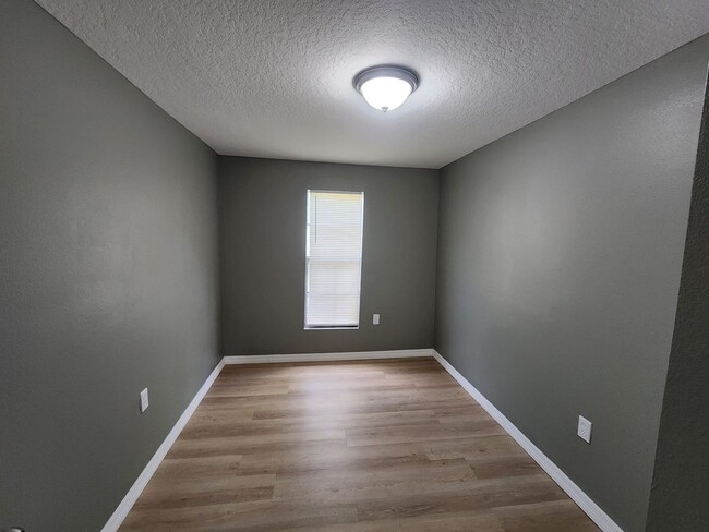Building Photo - 3/2 Lakeland Available NOW