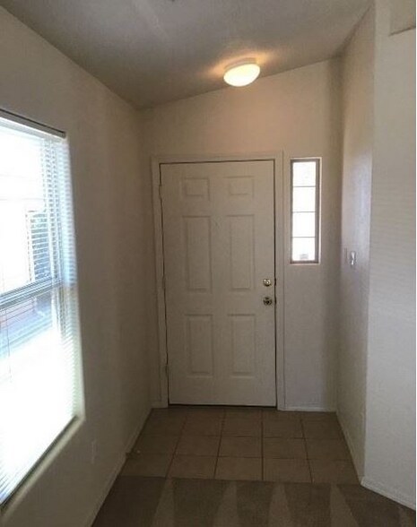 Building Photo - 2043 Violeta Way SE