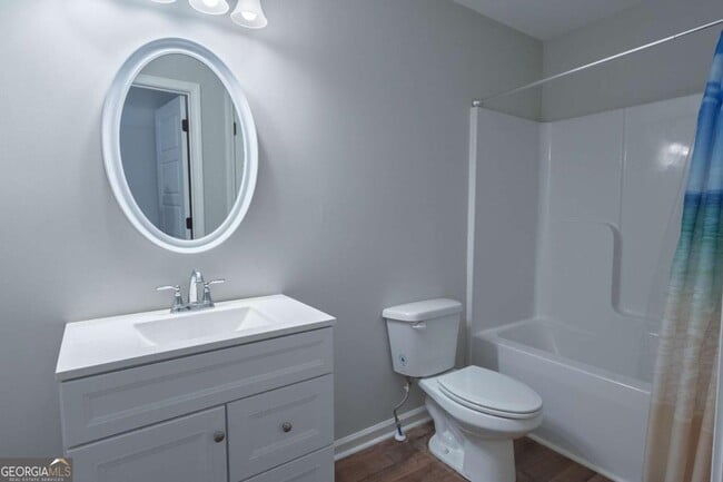 Building Photo - 214 Oakwood Dr