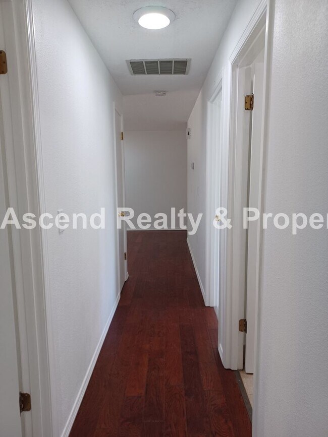 Building Photo - Remodeled Ranch on CuldeSac Large Fenced B...