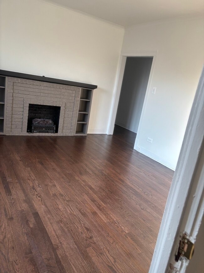 Building Photo - 5059 N Ashland Ave
