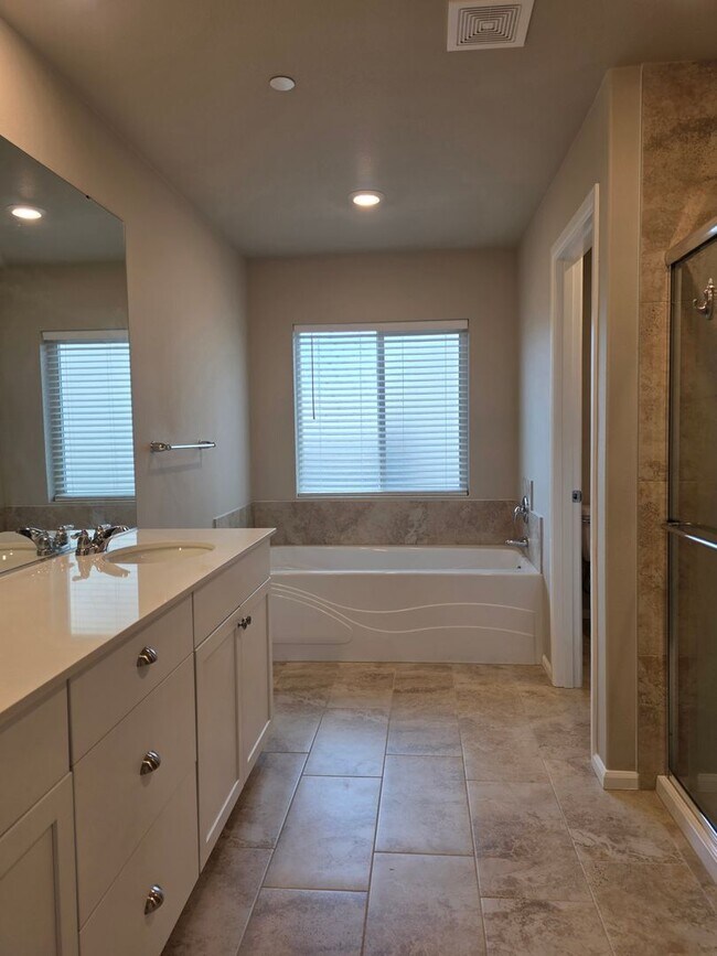 Building Photo - 4 Bedroom Home in Soundview Estates!