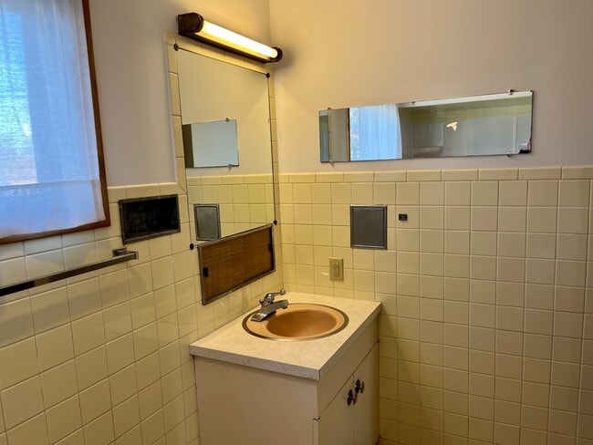 Building Photo - 911 N Center St