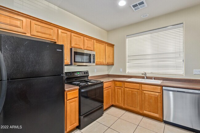 Building Photo - 13569 W Cypress St