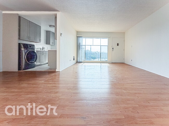 Building Photo - 7959 Romaine St