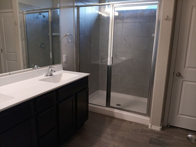 Building Photo - 4 Bedroom, 2 Bathroom! Lovely Home Coming Soon!