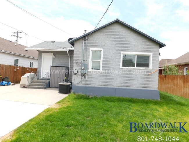 Building Photo - 657 Warnock Ave S