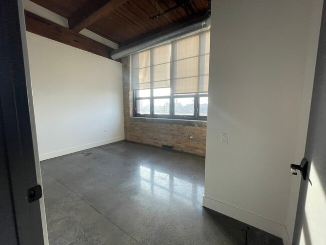 Building Photo - 2061 N Southport Ave