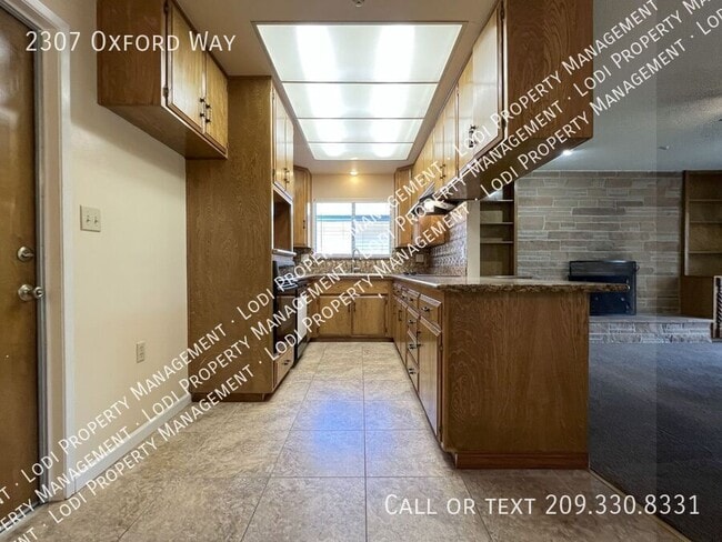 Building Photo - 2307 Oxford Way