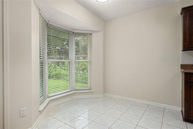 Building Photo - 831 Silverpines Rd