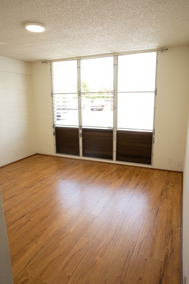 Building Photo - 2 BR/ 1 Bath Low- rise Apartment