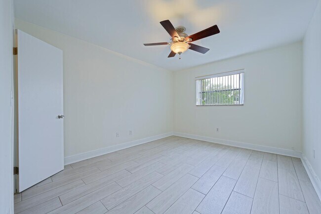 Building Photo - 1505 Crescent Cir
