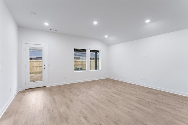 Building Photo - 138 S Maroon Ave