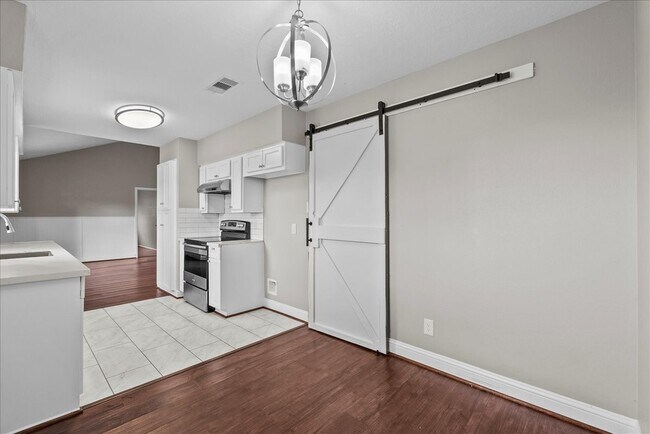 Building Photo - 718 E Lambuth Ln