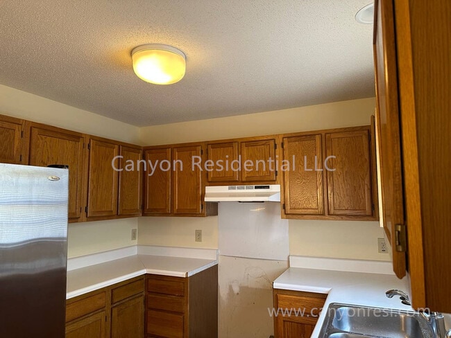 Building Photo - Beautiful 3b, ready to move in!