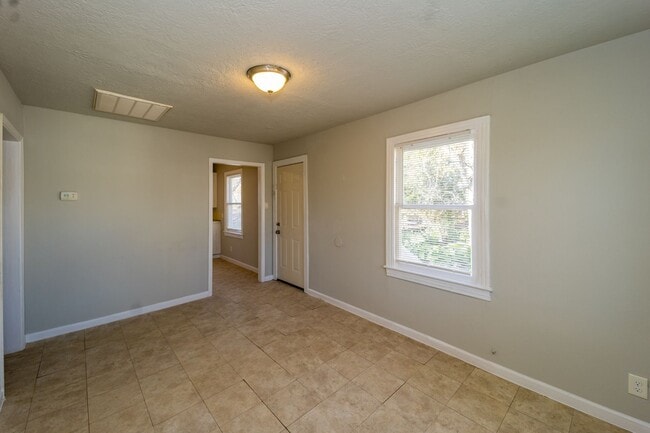 Building Photo - Cozy and Affordable 2 Bedroom Garage Apt in 77705!