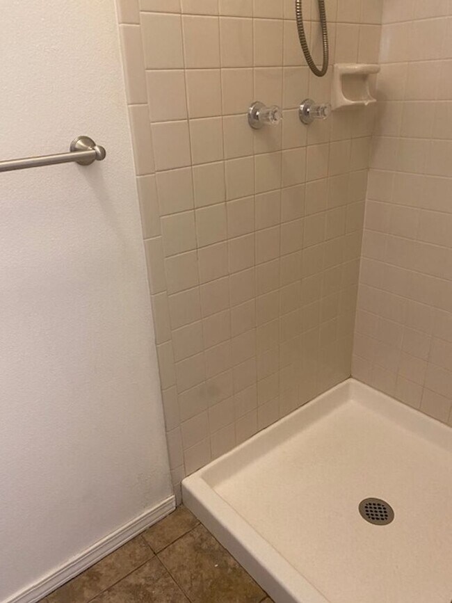 Building Photo - 3 Bedroom Tri-level in Woodland Hills
