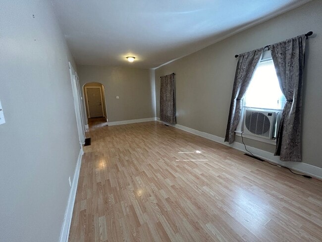 Building Photo - 3 Bedroom 1 Bath Large House with Garage & Many Amenities