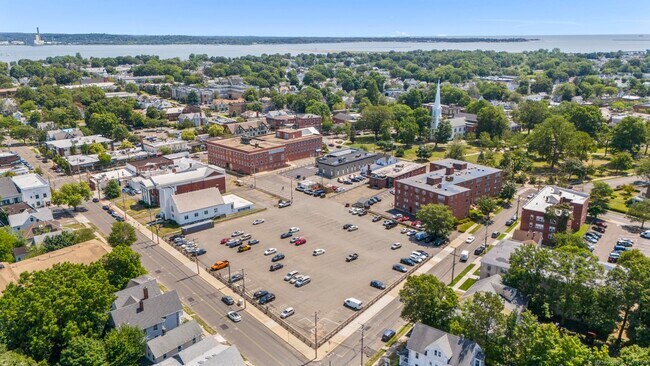 Building Photo - 327 Center St