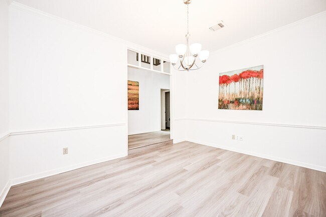 Building Photo - 31 Silent Brook Pl
