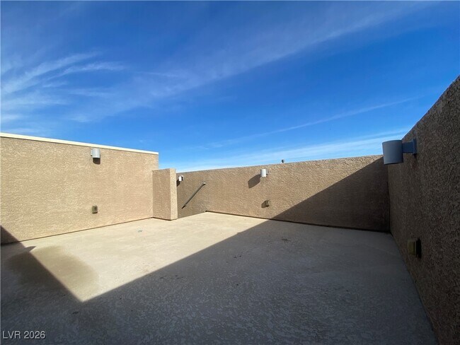 Building Photo - 8033 Ancient Oaks Ave