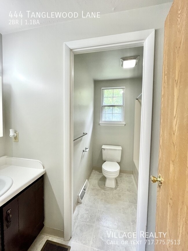 Building Photo - 444 Tanglewood Ln