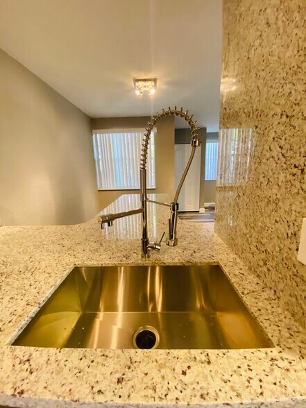 Building Photo - 2831 N Oakland Forest Dr