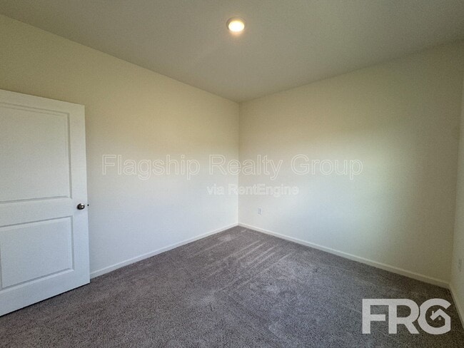 Building Photo - 303 Kenison Way