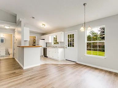 Building Photo - Renovated 2 bed 2 bath unit!