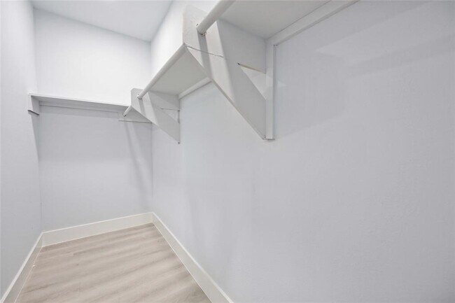 Building Photo - 9405 Cathedral Dr