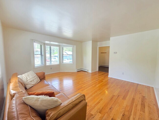 Building Photo - $3,050 - 4 Bed / 2.5 Bath Beautiful Home in Upper South Hill