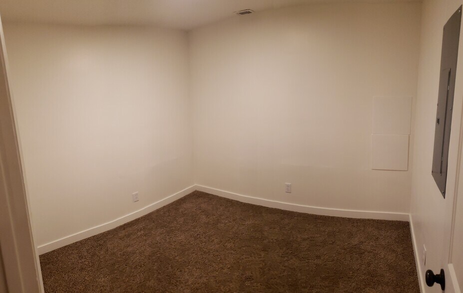 Office - 587 HILLSIDE DR