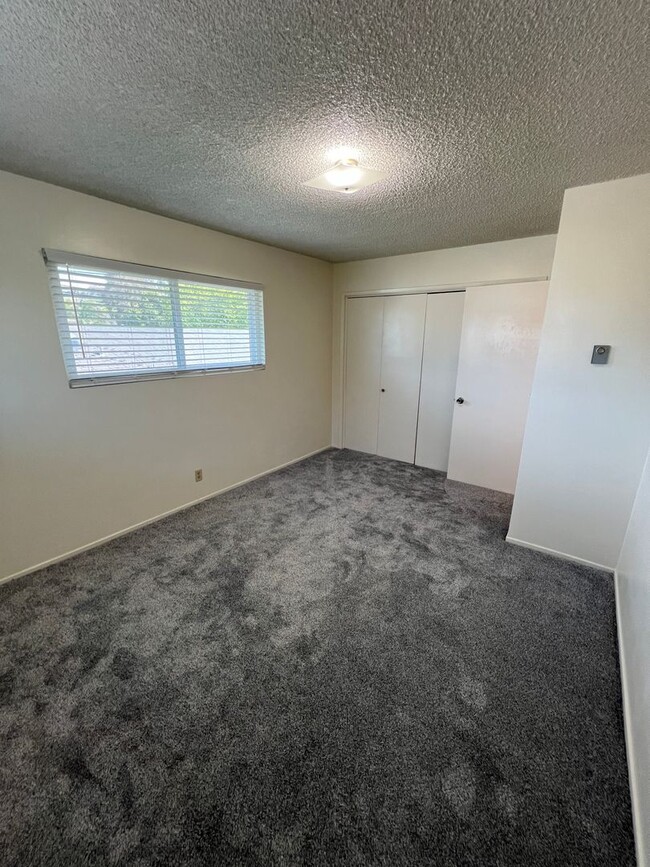 Building Photo - Just For You! Midtown Ventura prime location!