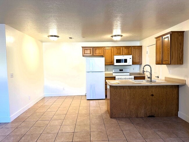 Building Photo - 580 S Center St