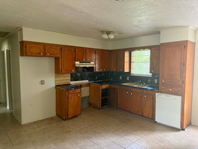 Building Photo - 3013 Hazel Cir