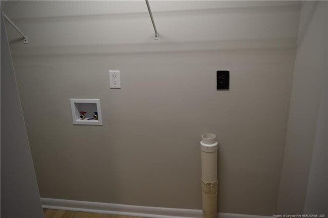 Building Photo - 668 Bartons Landing Pl