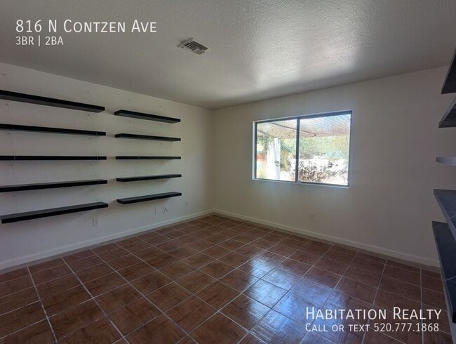 Building Photo - 816 N Contzen Ave