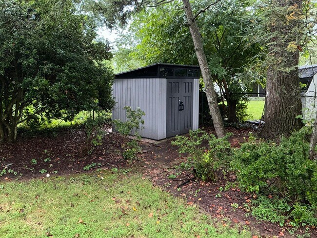 Building Photo - Very well maintained 4BR 2.5BA 5 level spl...